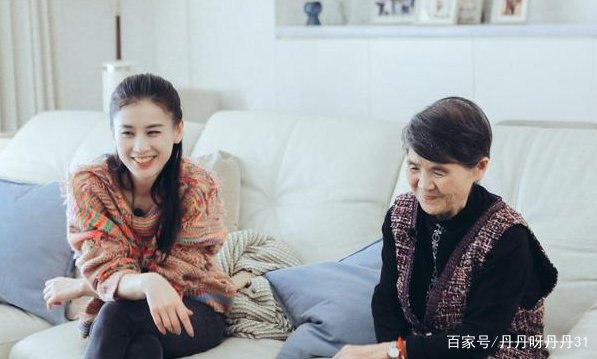 杨子说出集团的第一笔资金是靠妈妈制衣服赚来的，他妈妈到底有多么传奇？