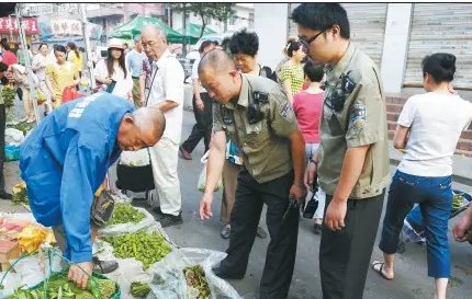 潜江通报执法人员踢翻小贩摊位，涉事人员最终得到了什么处罚？