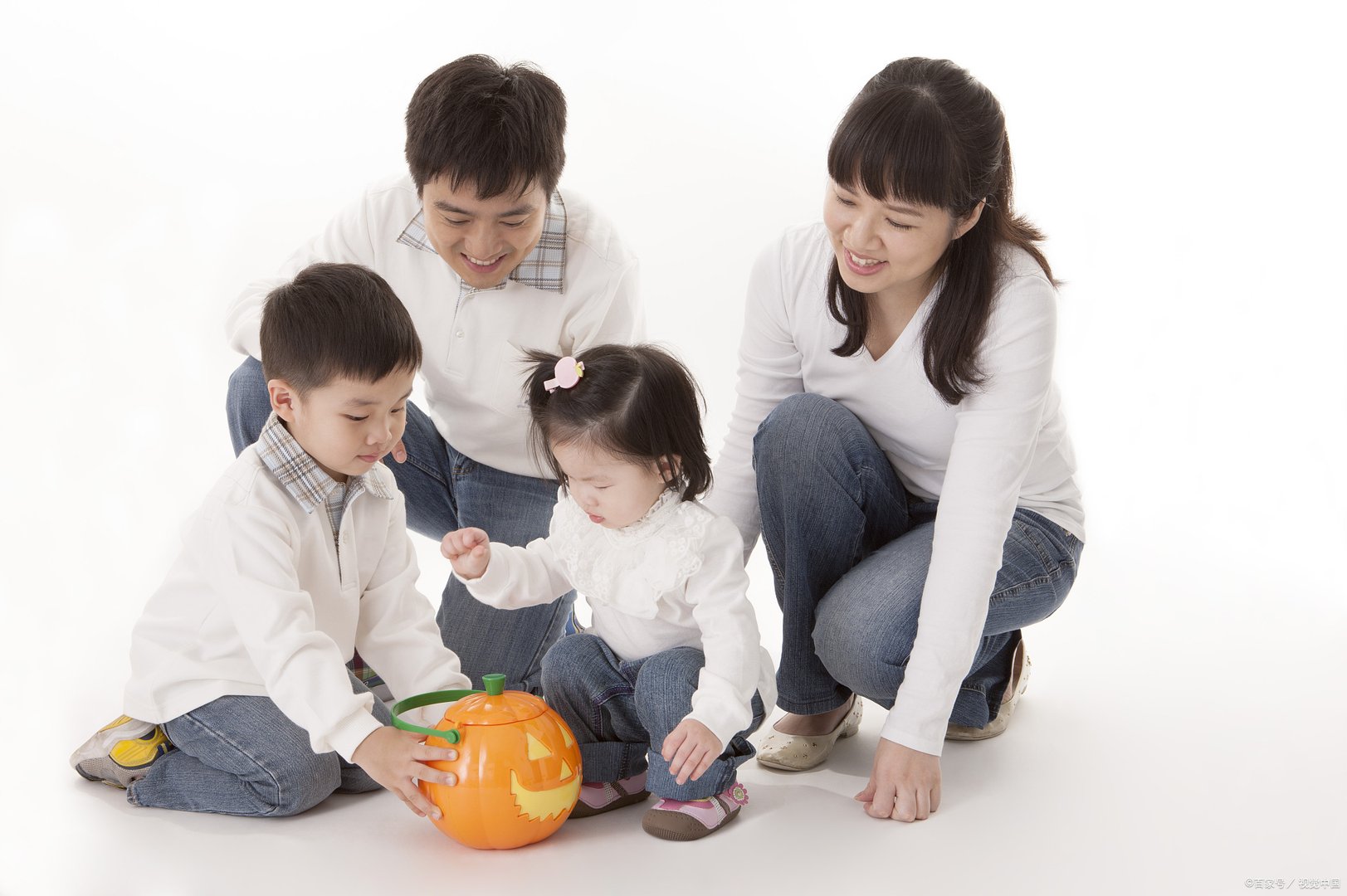 孩子不敢和别人聊天，就在旁边看着别人玩，要不自己玩自己的，怎么办呢？