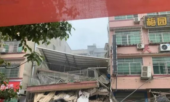 长沙倒塌事故被困者，敲了2天2夜管子，获救后这名被困者情况如何？