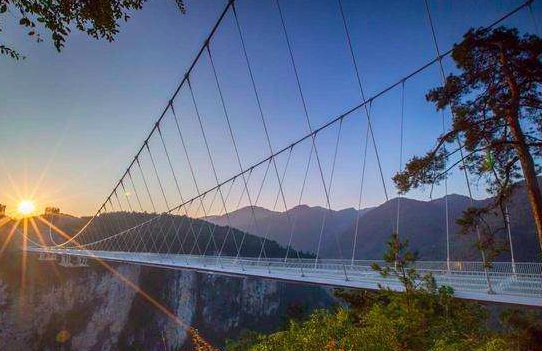 现在有视频说张家界玻璃桥断了，是真的吗