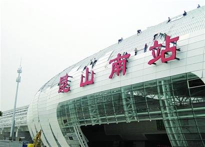 昆山-武昌的动车D3018次在上海哪个火车站上车？