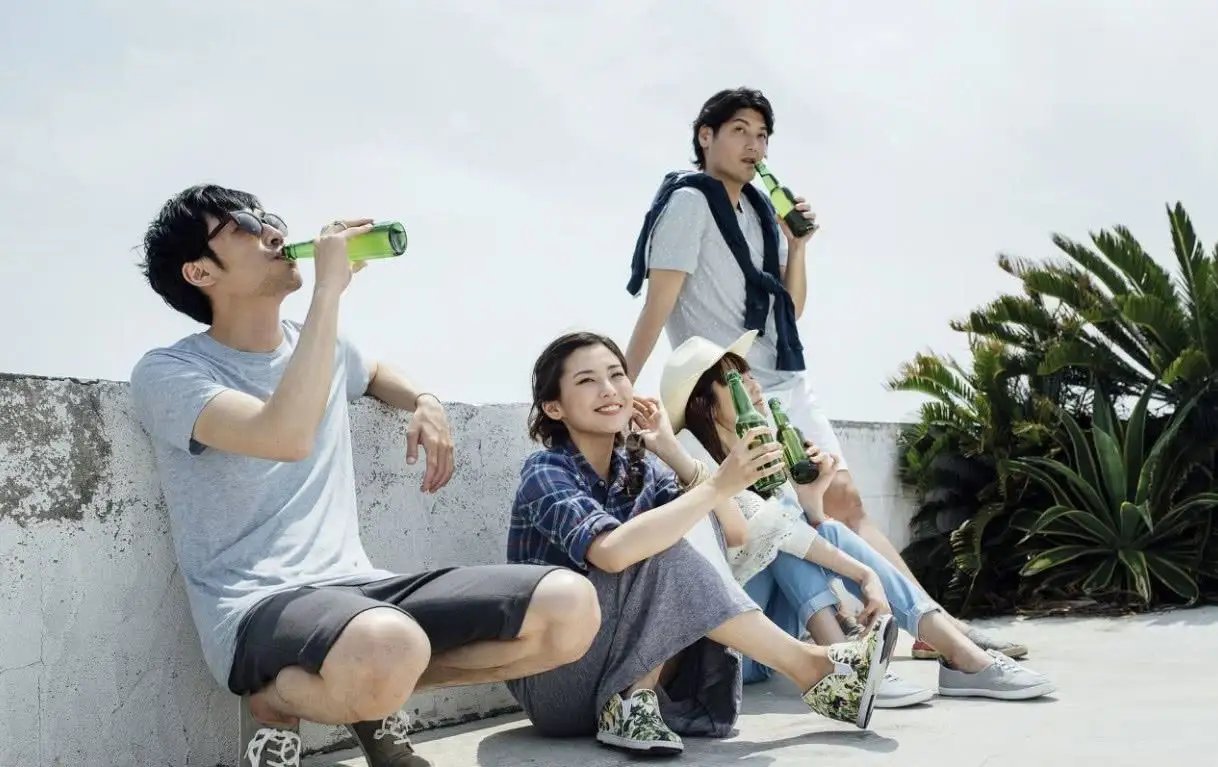 男朋友总是跟其他女生玩，这种情况正常吗？