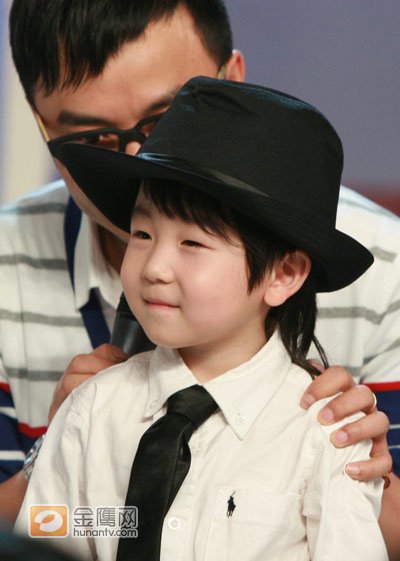 《天天向上》里面那个跳迈克尔的舞蹈的3岁小男孩是谁呀？