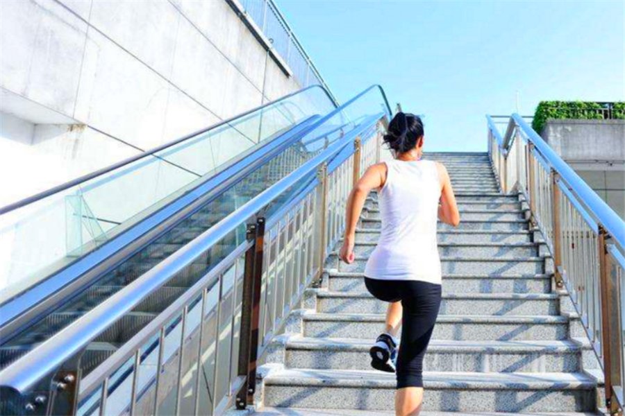 旧小区没有电梯，爬楼真的是苦不堪言，在爬楼过程中如何可以省时省力？