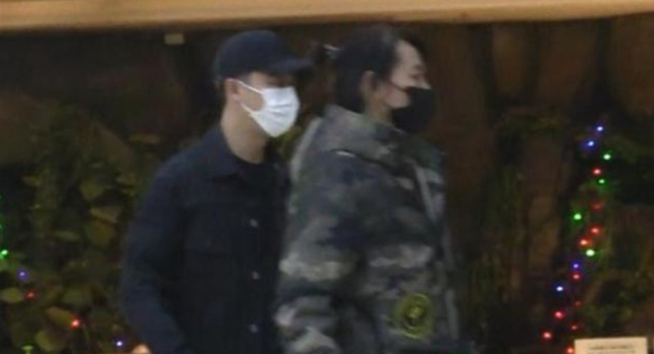 黄轩携女友与好友聚会，网友称他的女友长的像巩俐，你觉得呢？