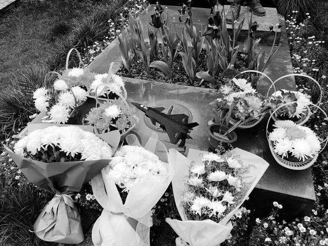 王伟墓前留信的交大学生找到了，他和王伟有哪些交集？