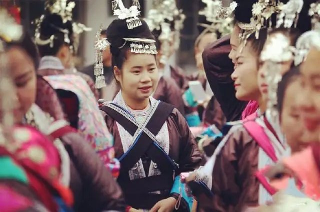 三天不吃酸走路打孬串是指哪个民族