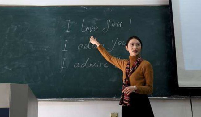 用英语介绍一位英语老师,5句话,要中文