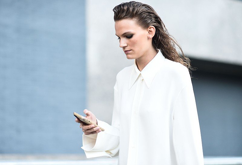 夏天穿比较透的白色衣服，如何避免内衣被别人一览无余？