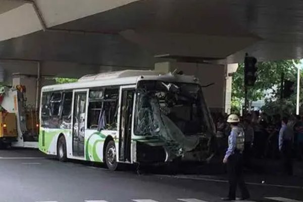 在公交车上撞出了水大尺寸