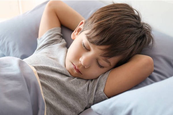 弟弟睡着的样子写一段话