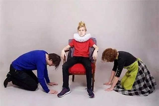 银川一女孩当街踢打80岁亲奶奶，奶奶疼的直打哆嗦，她为何要这么做？