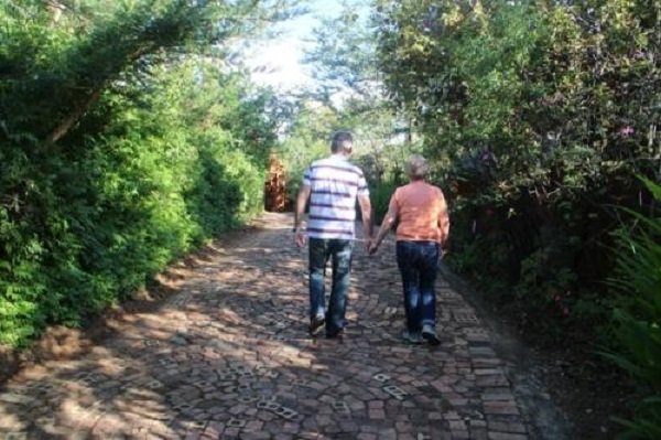 奶奶跳舞爷爷在背后扇扇子，几十年如一日的爱情你羡慕吗？