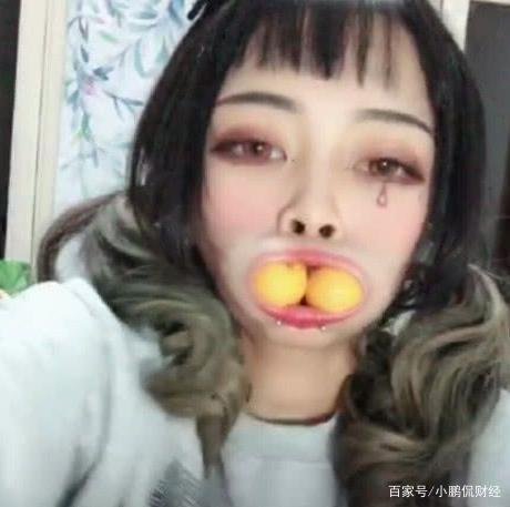 女网红在家直播正嗨，母亲突然乱入，事后形象崩塌粉丝纷纷取关，你怎么看？