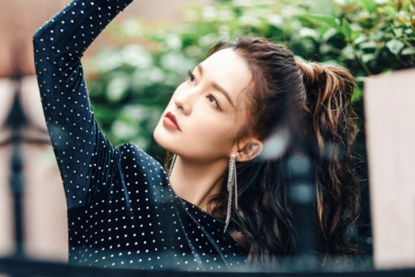 李沁不是87年的吗 ，怎么变成90年的了