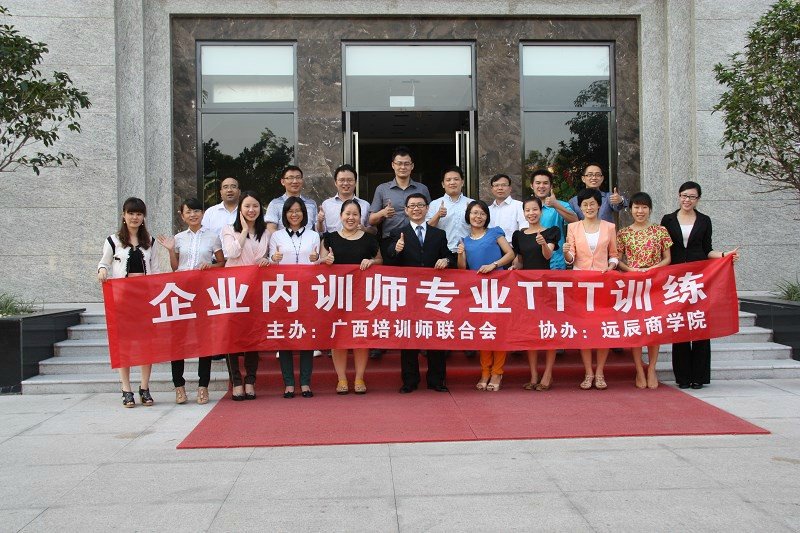 邓鸿的专业背景