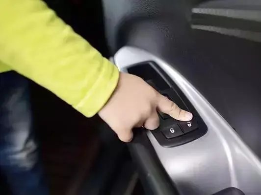萌娃被锁在车内，妈妈冷静引导其开锁自救，她采用的是怎样的方法？