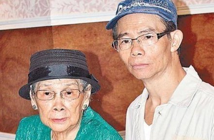 啃老啃出新高度!梅启明称梅妈被软禁,状告侄子和看护索赔百万,怎么看?