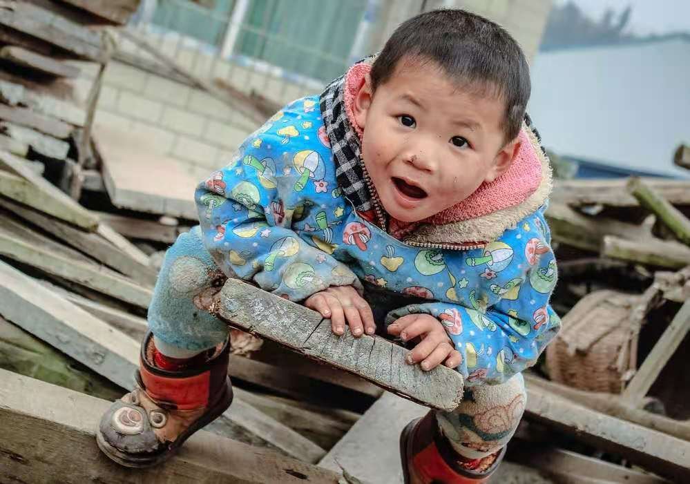 一岁半女孩对着院子里的摄像头喊爸爸，对此你有何感触？