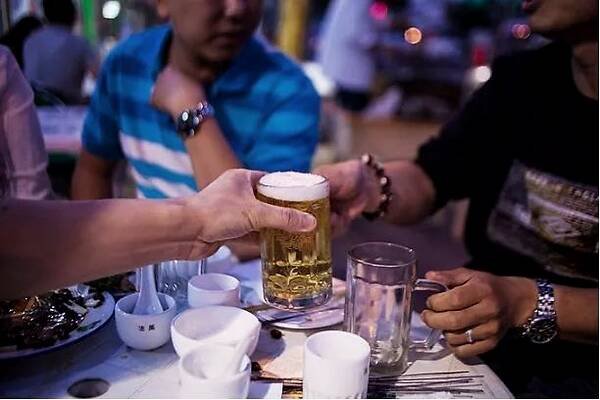 丑态百出！醉汉大闹便利店并强吻男店员，如何看待醉汉的行为？