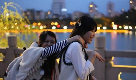 华灯初上夜色阑珊诗句是什么？