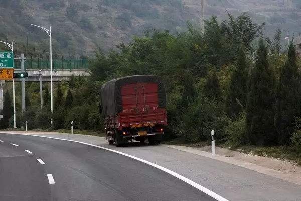 女司机高速停车炒股被罚，高速上能随意停车吗？