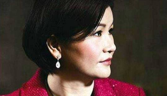 她从“最底层打工妹”摇身变“中国女首富”，凭什么