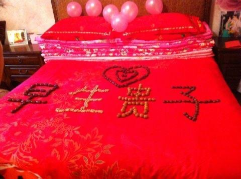 新娘父亲回应内衣不合身不让接亲，新娘一家的做法是否过分？