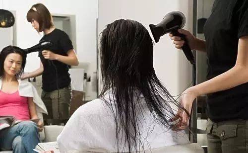 美发师为追求顾客偷头发卖钱，你怎么看待他的行为？