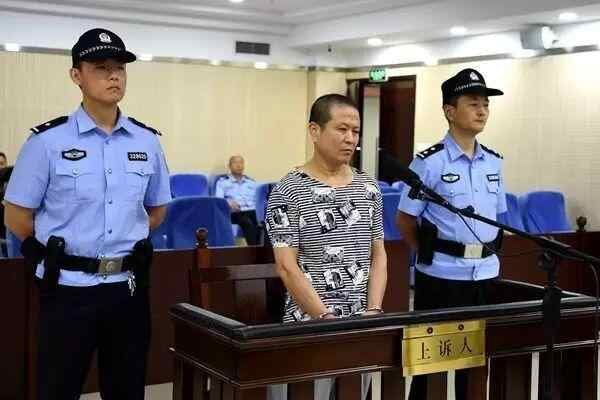 山东一已婚男追求女同事未果，将其杀死，该名男子将会面临什么刑事处罚？