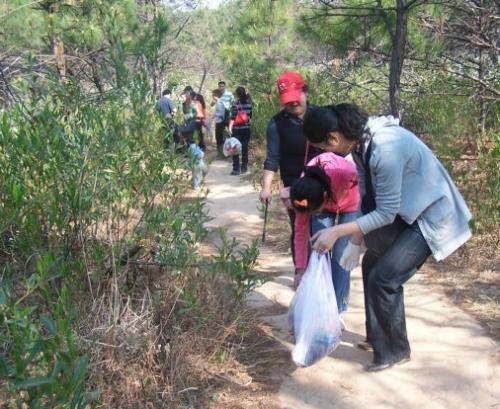 四川景区寻2名主动捡垃圾游客,这两名游客身上有哪些优秀的品质?