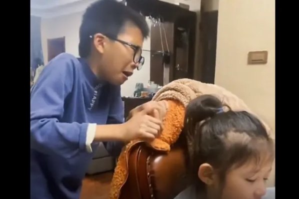 鞍山一哥哥辅导妹妹作业双双崩溃到哭，是否体会到了妈妈的不易？