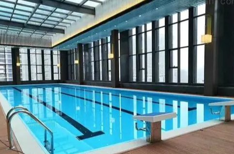 男子经过泳池一脚将孩子踢下，生活不如意为何要选择报复他人？