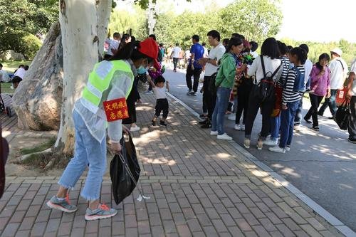 四川景区寻2名主动捡垃圾游客,这两名游客身上有哪些优秀的品质?