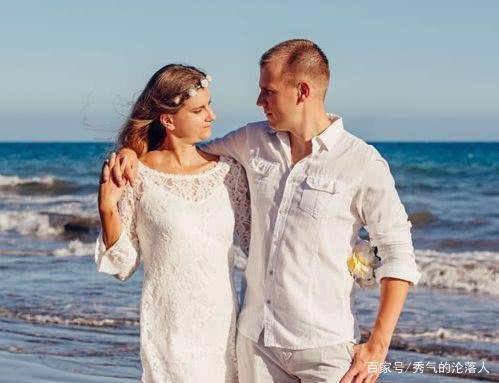 男友与他妈妈总是搂搂抱抱，这是正常的行为吗？