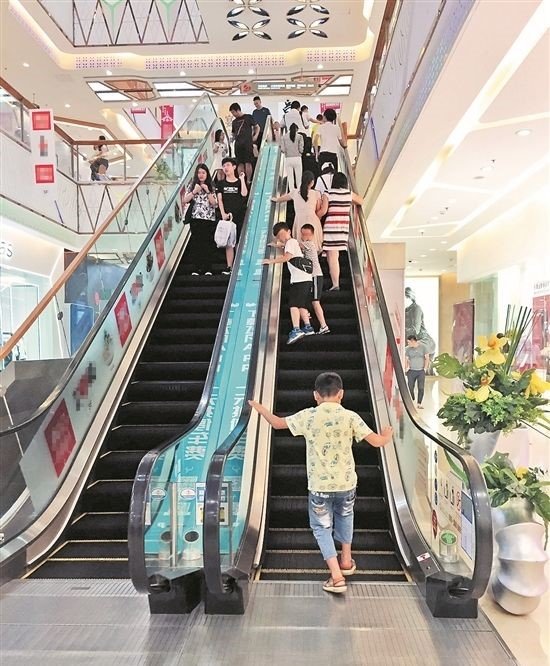 深圳一男孩关停扶梯致5岁小女孩摔倒，闯祸男孩已道歉，该吸取哪些教训？