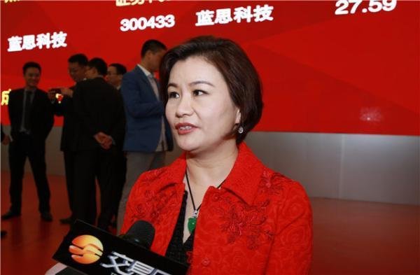 她从“最底层打工妹”摇身变“中国女首富”，凭什么