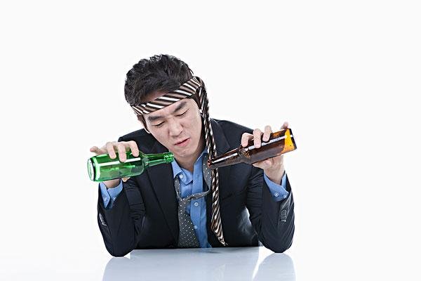 丑态百出！醉汉大闹便利店并强吻男店员，如何看待醉汉的行为？