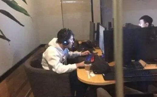 男生打游戏听出网友病危异地报警！男生是如何听出来的？