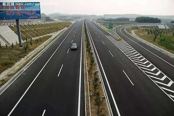 女司机高速停车炒股被罚，高速上能随意停车吗？