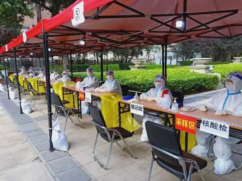 上海“红酒爷叔”刷屏了，大爷这么做会不会对核酸检测工作造成影响？