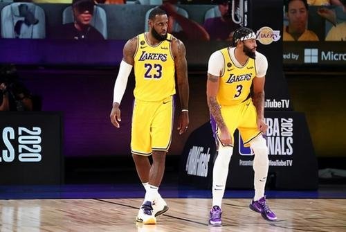 浓眉击掌被无视，现场到底发生了什么？