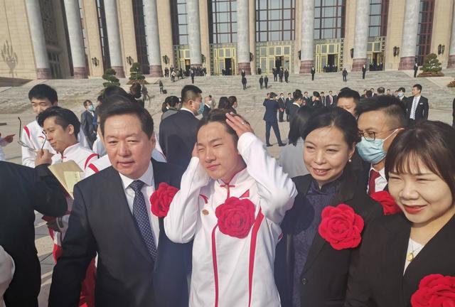 苏翊鸣戴奖牌参加表彰大会，一金一银闪耀大会堂，这是一份怎样的荣誉？