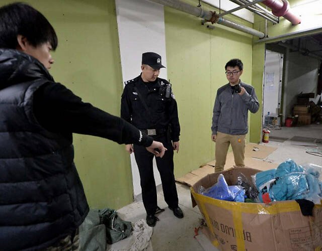 外贸村几十元买假世界名牌,严打后为何还能售假?