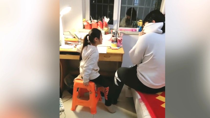 鞍山一哥哥辅导妹妹作业双双崩溃到哭，是否体会到了妈妈的不易？