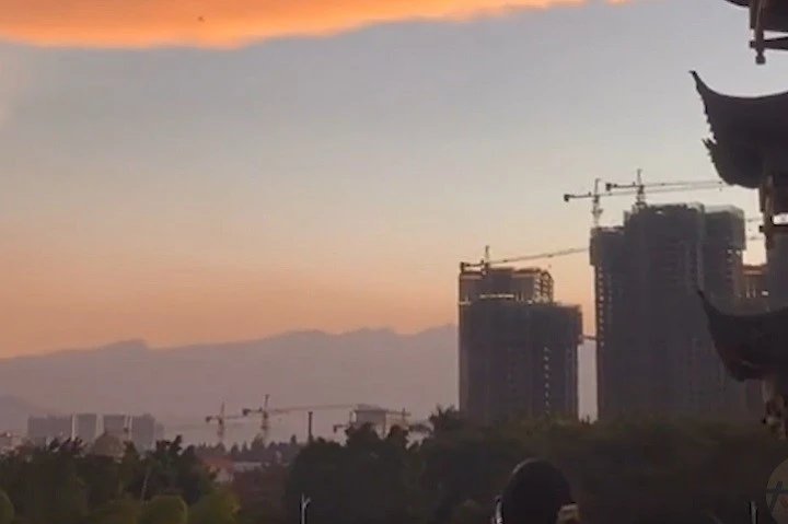 高三老师暂停讲课让学生去看晚霞，看到美丽的晚霞你会有什么感受？