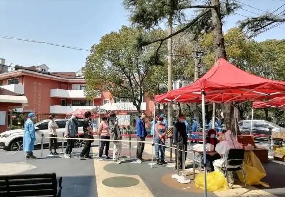 上海“红酒爷叔”刷屏了，大爷这么做会不会对核酸检测工作造成影响？