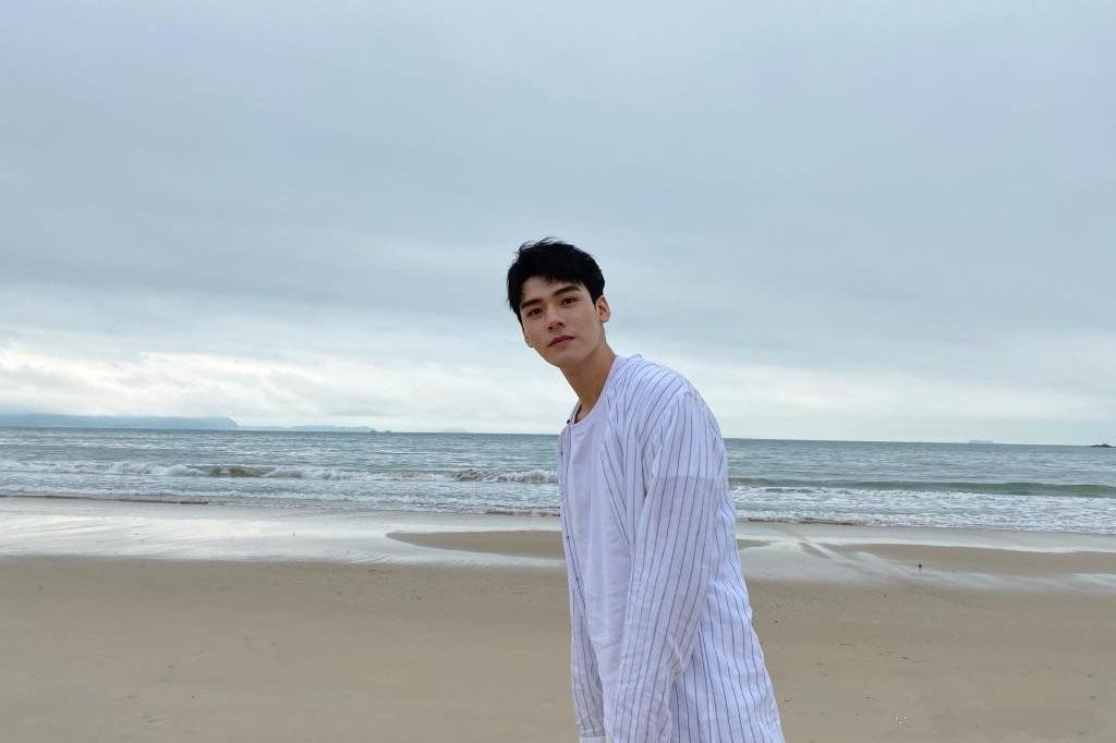 粉丝偶像的双向奔赴！龚俊最糊的时候倒贴钱以粉丝的名字做公益。你怎么看？