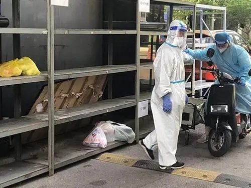 出方舱后，男子在上海街头睡了23天，如何保障出舱人员有留宿之地？